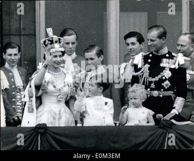 6. Juni 1953 - Krönung, Königin und ihre Familie auf Palast Balkon. '' (Unleserlich)'' des Laufwerks durch London. Foto zeigt h.m Die Königin mit dem Herzog von Edinburgh und ihre Kinder Prinz Charles und Prinzessin Anne auf dem Balkon des Buckingham Palace nach ihrer Corporation durch London fahren heute Nachmittag. rechts vom Bild - auf der linken Seite des Herzogs kann die Königin-Mutter, Prinzessin Margaret, Herzogin von Maids Of Honour, Princess Royal und der Duchess of Gloucester zu sehen. Stockfoto