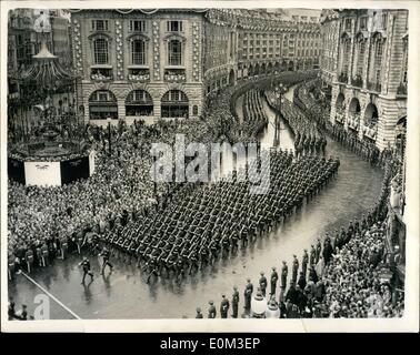 6. Juni 1953 - Krönung... Prozession Kreuze Piccadilly. Foto zeigt: Allgemeine anzeigen, wie die Prozession der Truppen Piccadilly Circus von Regent Street - während die Krönungsprozession durchquert. Stockfoto