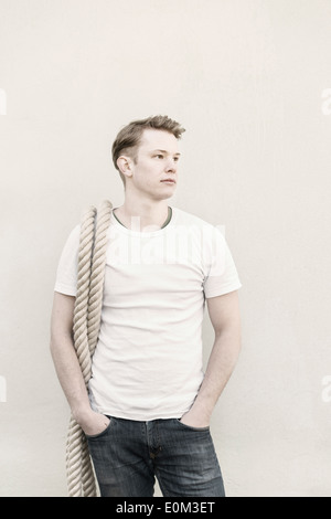 Porträt des jungen Mannes mit einem Seil. Nachdenklichen Ausdruck und wegsehen. Stockfoto