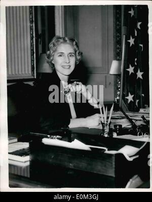 5. Mai 1953 - hält neue US-Botschafter in Italien Pressekonferenz Frau Clare Booth Luce... Das Foto zeigt Frau Clare Booth Luce, der neue Botschafter der Vereinigten Staaten in Italien gesehen, wie sie eine Pressekonferenz der US-Botschaft in Rom statt. Stockfoto