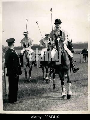 5. Mai 1953 - spielt Herzog von Edinburgh Polo im Cowdray Park. Leitung des Teams auf das Spielfeld: Der Duke of Edinburgh spielte heute Nachmittag für Cowdray Park im Halbfinale des Pokals Tyro im Cowdray Park. Der Herzog Team gewann 6: 4. Foto zeigt The Duke Of Edinburgh, führt sein Team auf das Spielfeld für das Spiel heute. Stockfoto