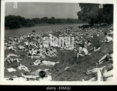 5. Mai 1953 - Teil der Masse im Serpentine Lido... Foto zeigt:-die Szene auf dem Rasen neben dem Serpentine Lido im Hyde Park heute - zeigt einige der Badegäste nehmen es einfach nach einem Sprung. Stockfoto