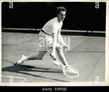 5. Mai 1953 - 05.05.53 siebzehn Einjahresjunge gewählt, um für England zu spielen. Jüngste jemals für den Davis Cup. Siebzehn Jahre alten Bobby Wilson von Christi College, Finchle, ausgewählt wurde, um für England in der zweiten Runde Davis-Cup-Spiel gegen Norwegen in Oslo noch in diesem Monat spielen. Er ist der jüngste aller Zeiten und war in Wimbledon am Nachmittag abzuwarten wo er ein Ort der Ausbildung hatte. Mit Fred Perry anwesend. Keystone-Foto zeigt: Bobby Wilson in Aktion während des Trainings in Wimbledon heute Nachmittag gesehen. Stockfoto