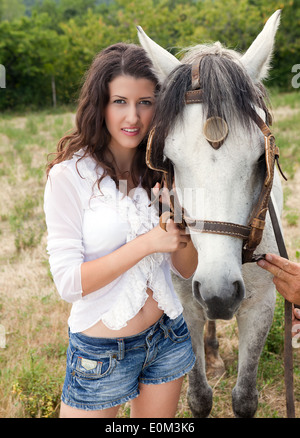 Sommer-Porträt einer jungen Frau mit ihrem Lieblings-Bauernhof-Pferd Stockfoto