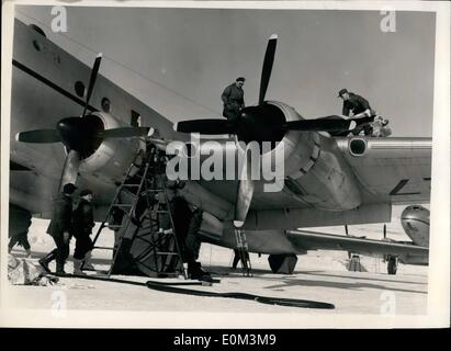 5. Mai 1953 - fliegen über dem Nordpol: Zwei Hastings Flugzeuge des Royal Air Force fliegt College Ranby, Linien., haben gerade mit diesen Fotografien durch einen Hauch Ministerium für Fotografen auf Fliege über und in der Nähe des Nordpols. Jedes Flugzeug kreiste die geographischen Pole auf zwei 11-Stunden-Kämpfe von der Royal Canadian Air Force Basis in Resolute Bay, die innerhalb des Polarkreises (Position: 74 ° c 50 Minuten nördlich, 95 Grad West) Stockfoto