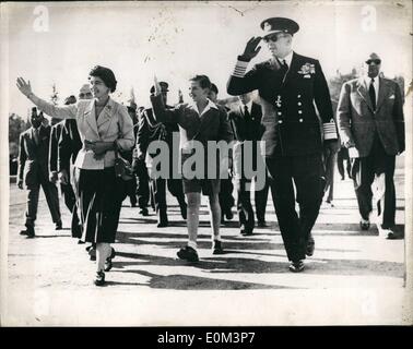 5. Mai 1953 - IN Ausbildung zum König... KRONPRINZ KONSTANTIN VON GRIECHENLAND. Kronprinz Constantine der 12-jährige Sohn von König Paul und Königin Frederica von Griechenland- und Thronfolger auf den Thron ist mehr und mehr zu sehen in diesen Tagen Teilnahme in öffentlichen Funktionen mit seinen Eltern - in Vorbereitung auf den Tag, als er den Thron seines Landes übernehmen wird. Stockfoto