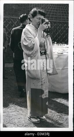 5. Mai 1953 - Garten Party-bei der Botschaft - zu Ehren des Kronprinzen von Japan: A Garden Party fand, dass heute Nachmittag auf dem Gelände der japanischen Botschaft, Kensington Palace Gardens - in Reihenfolge für die Kronprinz Akihito, in London zu seinem Vater bei der Krönung - japanischen Bewohner in London treffen darstellt. Foto zeigt Nobu Koito - wer kommt aus Tokio - ihre Kamera verwendet, um der Kronprinz während der Party heute Nachmittag zu schnappen. Stockfoto