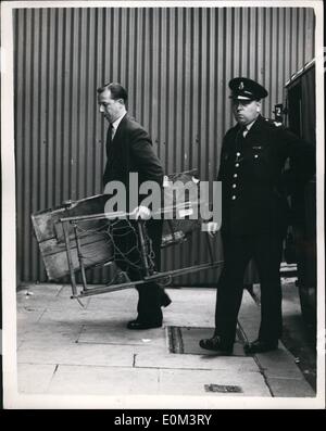 6. Juni 1953 - Christie Studie öffnet um Old Bailey: der Prozess gegen John Reginald Halliday Christie, berechnet mit der Ermordung seiner Frau und drei andere Frauen begann heute im Old Bailey. Das Foto zeigt Polizisten tragen verschiedene Stücke von Beweismitteln in Old Bailey heute Morgen. Stockfoto