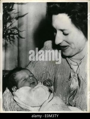 6. Juni 1953 - '' Eagle'' Baby heute: Erstes Bild heute von Frau Joy McCracken, im Alter von 25, Copnor, Portsmouth und Tochter sechs Pfund Baby, geborene Flugzeugträger Eagle als die Königin bei den Spithead Beitrag von gesegelt. Sie waren beide auch heute im St. Marys Hospital, Southsea tun. Das Baby, der Elizabeth benannt werden, kam einen Monat vorzeitig zu Frau McCracken, deren Mann ein Mitglied der Crew des Adlers ist. Stockfoto