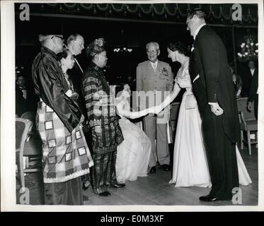 6. Juni 1953 - trifft Herzogin von Kent malayischen Sultane.: H.H The Duchess Of Kent besuchte die malaiische Students' Union und den malaiischen Gesellschaft von Großbritannien Coronation Ball im Dorchester Hotel gestern Abend. Foto zeigt L-r: - treffen die Herzogin an die Ballers:-The Sultan von Perak; Ihre H D H - Kommunen Tengku Ampuan und dem Sultan von Selangor. Hinten ist Lord Killearn; Lady Kiliearn Curtsaying der Herzogin und dem Sultan von Johore auf. Stockfoto