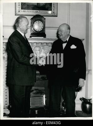 5. Mai 1953 - grüßt Sir Winston Churchill Dr. Adenauer Besuch Nr. 10. Downing Street: Dr. Adenauer hat der Bundeskanzler, der in London für zwei Tage als Gast der britischen Regierung - heute Nachmittag ist einen Besuch abgestattet Nr. 10. Downing Street für Mittagessen und Gespräche mit Premierminister Sir. Winston Churchill. Foto zeigt Dr. Adenauer von Sir Winston - Nr. 10 begrüßt wird. Downing Street heute Nachmittag. Stockfoto