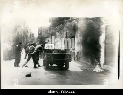 5. Mai 1953 - Bomben geworfen in Zypern: ein britischer Soldat wurde getötet durch eine Bombe in Nikosia heute, als Truppen kämpften, um Schulmädchen Demonstranten zu zerstreuen. Zwei griechische Zyprioten wurden verletzt, als eine der Bomben auf eine Armee Streifenwagen geworfen wurde. Ein Polizist wurde ebenfalls verletzt. Foto zeigt die Szene in Ledra Street, Nikosia heute zeigt ein Armee-Streifenwagen in Brand - durch eine Bombe von Demonstranten geworfen. Stockfoto