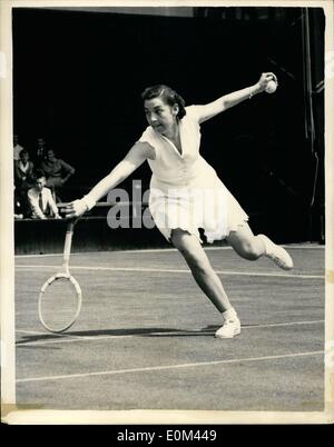 6. Juni 1953 - Wimbledon Lawn Tennis Championship zweiten Tag. Keystone-Foto zeigt: Miss M.P. Harrison von Manchester, der ernsthafte Tennis nur vor vier Jahren - in Aktion in Wimbledon heute, während ihr Match gegen Frau M.B. Lewis USA gesehen begann. Stockfoto