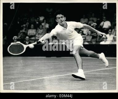 6. Juni 1953 - Wimbledon Lawn Tennis Championships. Foto zeigt K.R Rosewall Australiens, in Aktion gegen R. Abdesselam, von Frankreich, während ihr Match in Wimbledon heute. Stockfoto