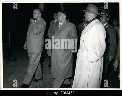 6. Juni 1953 - Professor Reuter wieder in Berlin. Der Oberbürgermeister von Westberlin, Professor Ernst Reuter, die während der Zeit der Demonstrationen und Straße-Kämpfe in seiner Eigenschaft als Präsident der deutschen Delegation des '' Städtetag '', Deutschland vertreten zurück nach Berlin, in einer Bemühung, überzeugen sich selbst darüber, was in der Zwischenzeit passiert war. Keystone-Fotoshows:-Prof. Reuter, begleitet von Herrn Stumm, der Polizeipräsident und Herr Bach, Berliner Senator, abgebildet auf dem Potsdamer Platz, wo die schwersten Demonstrationen stattgefunden hatte. Stockfoto