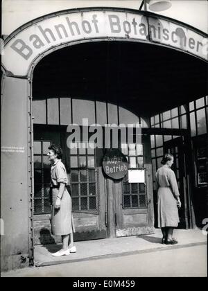 6. Juni 1953 - keine Rohr-Bahn-Verkehr in den Westsektoren Berlins. Während Rohr Verkehr wieder im Ostsektor Berlins gestartet, transportieren West-Berliner u-Bahn Eisenbahn keine Passagiere überhaupt. Der Grund ist, dass das gesamte Rohr-Eisenbahnverwaltung Berlin-befindet sich im östlichen Kontrolle und Überwachung. Stockfoto