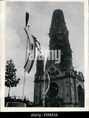 6. Juni 1953 - westdeutschen Hommage an Toten Randalierer Fahnen auf halb - Mast.: Dr. Adenauer, Bundeskanzler, bestellt alle Fahnen an öffentlichen Gebäuden in der ganzen Republik auf Halbmast für drei Tage, im Gedenken an die Gefallenen während der DDR-Unruhen geflogen werden. Das Foto zeigt die Flaggen auf Halbmast in Berlin gesehen. Stockfoto