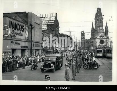 6. Juni 1953 - Berlin begraben ihre Riot-Opfer: eine halbe million Menschen drängten sich in den Straßen Berlins Westteil zu sieben westlichen Berliner trauern während der jüngsten Anti-kommunistischen Unruhen getötet. Foto zeigt die Szene während der Trauerzug durch die Straßen von Berlin. 06 Stockfoto