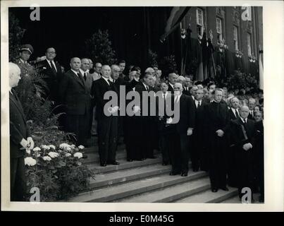 6. Juni 1953 - Trauerfeier für die Opfer des 17 Juni.: In Anwesenheit von Dr. Konrad Adenauer, Bundeskanzler der Bundesrepublik Deutschland West, und viele prominente Mitglieder der Bundesregierung und dem Berliner Magistrat, fand eine öffentliche Trauerfeier in Berlin, zu Ehren derjenigen Bürger während der '' 2 Tage Revolution'' starb. Foto zeigt Dr. Konrad Adenauer, Professor Reuter (Oberbürgermeister von Westberlin) und ausländische Ehrengäste lobende Erwähnung der 17 Juni Opfer, während auf der Treppe in Berling-Schöneberger Rathaus machen. Stockfoto