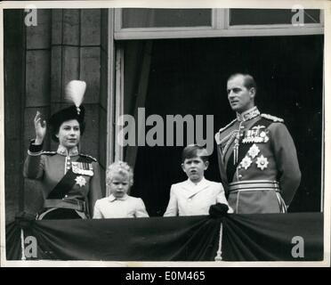 6. Juni 1953 - Königin Elizabeth II. nahm den Gruß an die Trooping die Farbe Zeremonie auf Horse Guards Parade heute. Der Anlass markiert offiziellen Geburtstag der Königin. Es war die Farbe marschierten Thet des i. Bataillons, Granadier wachen. Die Königin ware die Uniform der Gol-in-Chief des Regiments, ein Scarlrt Tunika, dunkle blaue Reiten Rock und einen Dreispitz-Hut mit dem halten Abzeichen und weiße Pflaumen der Grenadiere. Foto zeigt die Königin Sckhowledges dem Jubel des Publikums während der Herzog von Edinburch und ihre beiden Kinder, Prinz Charles und Prinzessin Anne auf aus dem Palast-Balkon - heute aussehen. Stockfoto