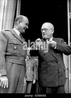 Präsident Auriol macht General Guenther mit eine Geschichte zum Lachen Stockfoto