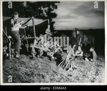 24. Juli 1953 - 24.07.53 die jungen Cowboys von Dartmoor. Lasso-Unterricht. Ex-South American Cowpuncher Ross Salmon hält einen zweiwöchigen Kurs für Möchtegern-Cowboys auf seine Schule für Cowboysat Longdown, in der Nähe von Exster, wo er hofft, eine Vieh-Reihe zu starten. Er plant, Rinder in echte ranching Stil auf 25.000 der Dartmoor einsam Hektar in einer Bemühung zu setzen, um einige der das Ödland von Großbritannien verwenden hinten. Es lehrt er die jungen, Cowboy-Stil zu fahren und alles, was ein echter Western Cowboy hat zu tun, die eher für die Cowboys von der Sereen unterscheidet Stockfoto