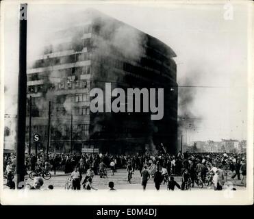 19. Juni 1953 - Unruhen und Demonstrationen in Ost-Berlin. Columbus-Haus brennt. Foto zeigt die Szene in Ost-Berlin als das Columbus-Haus, in der Potsdammer Platz Verbrennungen - während der Demonstrationen von 100.000 Ost-Berliner Arbeiter. Die sowjetischen Behörden beschlossen sterblichen niedrig und brachte Truppen und Panzer in die Stadt. Stockfoto