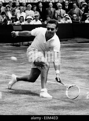 Tennis-Champion Jaroslav Drobny in einem Match gegen B. Bartzen in Wimbledon Stockfoto