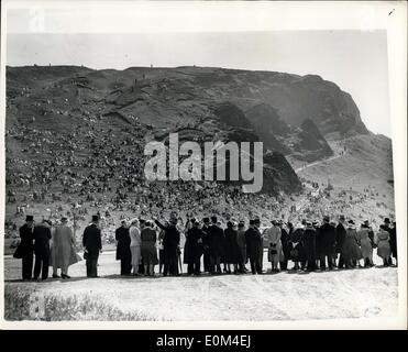 25. Juni 1953 - die Königin in Schottland. Gartenparty im Holyrood House. Foto zeigt: Gäste für die Gartenparty gestern von der Königin im Palast von Holyrood House, statt zu warten, um das Gelände zu betreten. Und an den Hängen des Arthurs Seat den großen Hügel mit Blick auf Edinburgh, Massen haben einen Tribüne Blick. Stockfoto