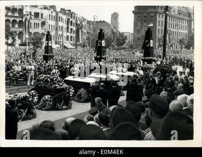 25. Juni 1953 - Berlin vergraben ihre Riot-Opfer? Eine halbe million Menschen drängten sich in den Straßen Berlins? s Westsektor zu sieben westlichen Berliner trauern während der Anti-kommunistischen Unruhen getötet. Keystone-Foto zeigt: Särge der Riot Opfer vor dem Rathaus in West-Berlin, während der Beerdigung reden zu sehen. H/Keystone Stockfoto