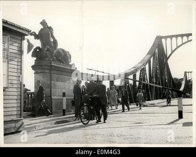 1. Juli 1953 - 20.000 Ostdeutsche überqueren des Eisernen Vorhangs? Montag, 29. Juni 1953 überquert einige 20.000 DDR-Bürger die Grenze Punkt Glienicker Brücke, in der Nähe von Potsdam, Berlin-Mitte. Mitglieder des ostdeutschen Volkes? s Polizei keine Pässe oder besondere Genehmigungen beantragt, aber niemand war berechtigt, nur etwas zu Essen mit ihm zu haben. Der Berliner-Verkehrs-Gesellschaft schaffte es genug Busse um die ostdeutschen über die Grenze nehmen zu erhalten. Keystone Munchen. 1. Juli 1953 Stockfoto