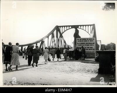 1. Juli 1953 - 20.000 Ostdeutsche überqueren des Eisernen Vorhangs? Montag, 29. Juni 1953 überquert einige 20.000 DDR-Bürger die Grenze Punkt Glienicker Brücke, in der Nähe von Potsdam, Berlin-Mitte. Mitglieder des ostdeutschen Volkes? s Polizei keine Pässe oder besondere Genehmigungen beantragt, aber niemand war berechtigt, nur etwas zu Essen mit ihm zu haben. Der Berliner-Verkehrs-Gesellschaft schaffte es genug Busse um die ostdeutschen über die Grenze nehmen zu erhalten. Keystone Munchen. 1. Juli 1953 Stockfoto
