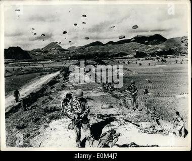 7. Juli 1953 - überfallen französische Fallschirm Truppen Viet-Mine-Bereich. Foto zeigt: - Fallschirm Truppen fallen in der Nähe der Viet-Minh - Stadt von Langson in Indochina in der vergangenen Woche. Etwa 5.000 Tonnen Hilfsgüter wurden zerstört oder durch die Luft-Brigade, die nach fast 48 Stunden in Feindesland, mit einer Relief-Spalte aus dem Verteidigungsbereich Hanoi verbunden erfasst. Stockfoto