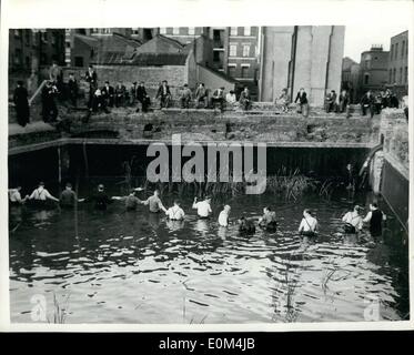 7. Juli 1953 - Feuerwehr und Polizei suchen statische Wassertank für sechs Jahre alten Jungen- und er sitzt, sie zu beobachten: die Szene spielt auf einem statischen Wassertank in einer Ecke des Whitchapel, E.. sechs Jahre alten Malcolm Norbury fehlt. Und nach Spielkameraden, er wurde zuletzt gesehen im Tank... aß das Wasser geht eine Mannschaft der Feuerwehr und der Polizei... Plötzlich war es Malcolms Mutter Flecken ein vertrautes Gesicht in der Menge - Malcolm, ruhig die '' Illegible'' bei der Arbeit beobachten. Foto zeigt die Szene als Feuerwehr und Polizei suchen den Wassertank für den jungen, der nicht fehlte. Stockfoto