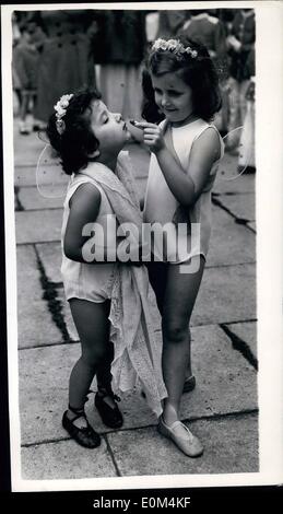 7. Juli 1953 - Garten-Party zur Unterstützung der Prinzessin Tsahai Erinnerungskrankenhaus: Foto zeigt Linda Blught, 6 Jahre, von Kensington, verleiht eine Hand mit der Zusammensetzung des Sally Ann Hutton, im Alter von 4, vor einer tanzenden anzeigen Gelände des Bedford College, Regents Park, heute. Stockfoto