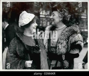 7. Juli 1953 - Königliche Gesellschaft der Literatur Gartenparty bei Nr. 11. Die Royal Society of Literature, die alt - 130years ist gab ein Gartenfest auf dem Gelände der Nr. 11 Downing Street heute Nachmittag... Die Partei wurde von vielen bekannten Persönlichkeiten, darunter Sir Laurence Olivier- und der Präsident des Vereins - R.A. Mr. Butler besucht. Keystone-Foto zeigt: L-r: Frau Freyer Stark und Dame Edith Evans - auf der Party am Nachmittag. Stockfoto