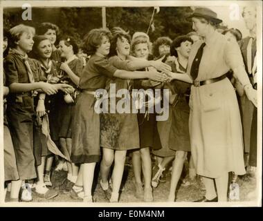 31. Juli 1953 - Lady Baden Powell besucht Französisch Girl Scout Jamboree im Jambville.: Lady Baden Powell Witwe des berühmten Lord Robert Baden Powell Gründer der Pfadfinder-Bewegung - war Gast der Ehrungen auf dem internationalen Jamboree von mehr als 2.400 Girl Scouts und Guides - findet am Chateau de Jambvile - Frankreich. Foto zeigt Lady Baden Powell von einigen jungen Scouter - im Camp begrüßt wird. Stockfoto