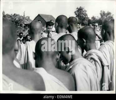 7. Juli 1953 - die trotzige König Rückkehr nach Kambodscha... Anforderungen völlige Unabhängigkeit für sein Land. König Norodom Sihanouk von Kambodscha erhielt eine tolle Begrüßung, wenn er in sein Land vor kurzem - von Siam zurück, er im Rahmen seiner Kampagne für Kambodschas Unabhängigkeit von Frankreich floh. Obwohl er nach Kambodscha zurückgekehrt ist, weigert er sich, seine Hauptstadt erneut eingeben, bis seine Kampagne gewonnen wurde. Unterstützt wird er durch genannte als die treuesten Soldaten in die Welt - Kambodschaner, meist barfuß- und alle tragen hölzerne Gewehre so. Stockfoto