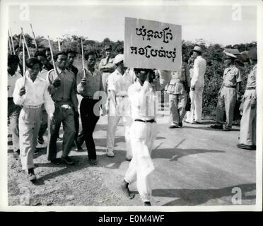 7. Juli 1953 - die trotzige König Rückkehr nach Kambodscha... Anforderungen völlige Unabhängigkeit für sein Land. König Norodom Sihanouk von Kambodscha erhielt eine tolle Begrüßung, wenn er in sein Land vor kurzem - von Siam zurück, er im Rahmen seiner Kampagne für Kambodschas Unabhängigkeit von Frankreich floh. Obwohl er nach Kambodscha zurückgekehrt ist, weigert er sich, seine Hauptstadt erneut eingeben, bis seine Kampagne gewonnen wurde... Unterstützt wird er durch genannte als die treuesten Soldaten der Welt - Kambodschaner - meist barfuß- und alle tragen hölzerne Gewehre so. Stockfoto