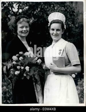 7. Juli 1953 - stellt M.P. Preise für Krankenschwestern. Pat Hornsby-Smith bei Brighton.: Miss Pat Hornsby-Smith die konservativen M.P. für Chiselhurst- und Parlamentarischer Staatssekretär des Gesundheitsministeriums Gestern besuchte Royal Alexander Hospital für Kinder in Brighton, wo sie Preise, die Krankenschwestern vorgelegt und besuchte die Krankenhaus-Garten-Partei. Foto zeigt Miss Pat Hornsby-Smith mit Student Krankenschwester Ruth Plummer, die die Royal Alexandra Hospital-Medaille für das beste erhielt Allround-Krankenschwester. Stockfoto