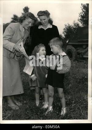 7. Juli 1953 - tschechische Flüchtlinge, die Asyl - glücklich befreit jetzt gegeben. : Nach gründlichen Armee screening glücklich Lächeln sind die acht tschechische Flüchtlinge, die der deutsch tschechischen Grenze am 25. Juli 1953, 0430 Uhr bei Haselbach, Landkreis Waldmuenchen (Bayerischer Wald), Süddeutschland stürzte. Foto zeigt Frau Cloude, Frau Uhlik und ihre zwei Kinder. Hier werden sie gesehen, das Papier mit den Schlagzeilen berichten über ihre Selbstbefreiung zu studieren. Exklusive. Stockfoto