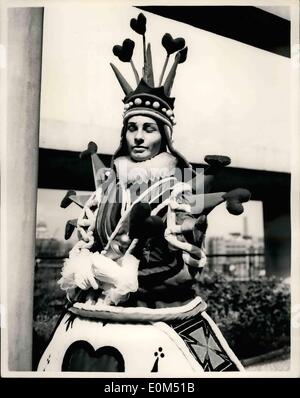 8. August 1953 - '' ALICE IN WONDERLAND BALLST. London Festival Ballet, die unterwegs Canadien wurde, öffnen Sie ihre Sommersaison in der Royal Festival Hall Invorrow mit Weltpremieren von ein neues two.act Ballett '' * Alice im Wunderland ", basierend auf Carrolss unsterblichen Fantasy KEYSTONE Foto zeigt - die auffällige Kostüm von JANET OVERTOW, als The Queen of Hearts gesehen bei der heutigen Probe getragen. Stockfoto