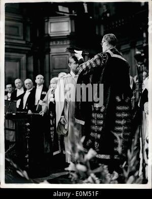 8. August 1953 - Duke of Edinburgh macht Presidential Rede an die Versammlung der British Association: The Duke of Edinburgh hielt eine Rede, Präsidenten, nachdem er Hon. Arzt der Gesetze der Universität Edinburgh - durch den Marquis von Linlithgow - während der jährlichen Versammlung der British Association in der Hoburn Hall, Edinburgh gemacht hatte. Das Foto zeigt die Duke Ediburgh '' durch den Marquis von Linlithgow begrenzt ist ''. Stockfoto