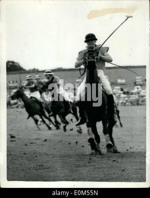 7. Juli 1953 - The Duke of Edinburgh ist geworfen Polo Spiel.: The Duke of Edinburgh Polo Pony Turkam fiel mit dem Herzog noch im Sattel während eines Matches gestern. Massen, die das Spiel im Cowdrav Park, Sussex, abkippte wie er aufgestanden, stand noch einen Augenblick zu erholen, lief nach dem Pony und es erneut bereitgestellt. Sein Team Cowdray Park schlagen Buchenholz 6-1 gewinnen die junior Grafschaft-Cup-Finale. Das Foto zeigt den Herzog in Aktion gesehen, kurz bevor er während des Spiels gestern ausgelöst wurde. Stockfoto