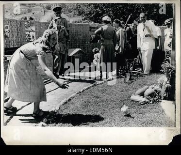 7. Juli 1953 - besucht griechische Königsfamilie Nordgriechenland. Die Prinzessin und das Huhn.: König Paul und Königin Frederika von Griechenland - mit ihren Kindern - besuchte vor kurzem nach Nordgriechenland, wo sie auf Ausstellung in Kastoria von Hand gefertigte Artikel von Studenten der '' Kinderhäuser '' gemacht kontrolliert. Das Foto zeigt Prinzessin Sophia Reifen schwer, ein kleines Huhn im landwirtschaftlichen Flügel der Ausstellung - zu fangen, während im Hintergrund König Paul und Fürst Constantin die Prinzessinnen Bemühungen amüsiert. Stockfoto