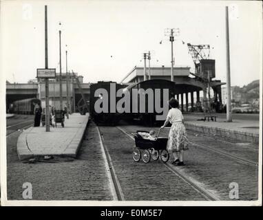 12. Aug. 1953 - Eisenbahnstreik In Frankreich. Die großartige französische Eisenbahnstrecke, die letzte Nacht fast in einen Generalstreik ausbreitete. Und als es begann, paraly die Nation von der Kanalküste bis zur Riviera Tausende mehr Touristen gestrandet waren; Die britische Botschaft in Paris war gezwungen, einen Notdienst in Armeebussen zu organisieren und zu organisieren, und Whitehall stimmte zu, zusätzliche frances für ausgebrannte Urlauber freizulassen, um Nahrung und Unterkunft zu kaufen. Kaum ein Hauptzug fährt in Frankreich den ganzen Tag. Foto zeigt: Eine Szene am Bahnhof Boulogne gestern Stockfoto