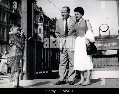 19. August 1953 - ruft '' Hey Papa, warten Sie eine Minute...'' die sechsjährige Kim, gekleidet in Trapper Kleidung, zu seinem Vater, berühmten amerikanischen Schauspieler Broderick Crawford, als er mit seiner Frau die u-Bahn verlässt. Seinen kleinen Sohn rastet dann ein Bild von den beiden, wie sie auf Kurf treten? Rstendamm. Broderick Crawford kam in Berlin zum ersten Mal in der Nachkriegszeit zum Film für den Film '' Night People. Stockfoto