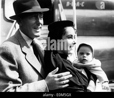 Elizabeth Taylor mit Ehemann Michael Wilding und ihr baby Stockfoto