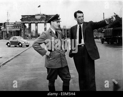 Schauspieler Gregory Peck am Set von "Night People" Stockfoto