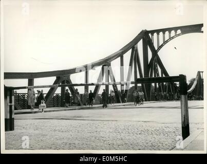 7. Juli 1953 - 20.000 Ostdeutsche überqueren des Eisernen Vorhangs.: am Montag, 29. Juni 1953, einige 20.000 Ostdeutsche überquerte die Grenze Kontrollpunkt Gliencker Bruecke, in der Nähe von Potsdam, Berlin. Mitglieder des ostdeutschen Volkes Polizei Requisted, keine Pässe oder Sondergenehmigungen, aber niemand autorisiert wurde, nur etwas zu Essen mit ihm zu haben. Der Berliner Verkehr Gesellschaft schaffen es genügend Busse um die ostdeutschen über die Grenze nehmen zu erhalten. Stockfoto